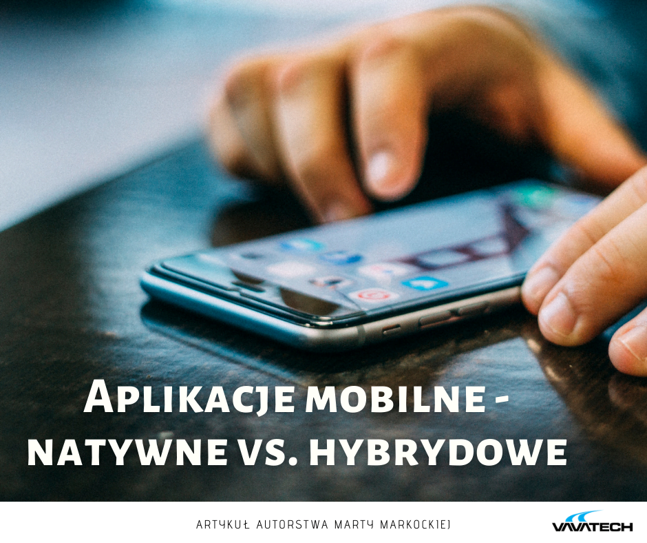 Ręce trzymające smartfon.