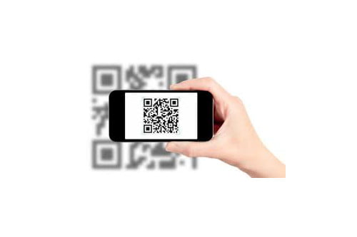 Ręka trzymająca smartfon z kodem QR. Grafika do bloga Vavatech (bluAir) o marketingu i tworzeniu aplikacji mobilnych.