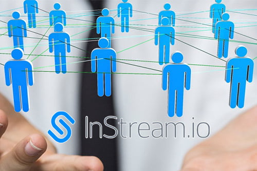 Mężczyzna w garniturze trzyma logo InStream.io z siecią ludzi. Grafika do artykułu Vavatech o relacjach (systemy CRM) dla InStream.