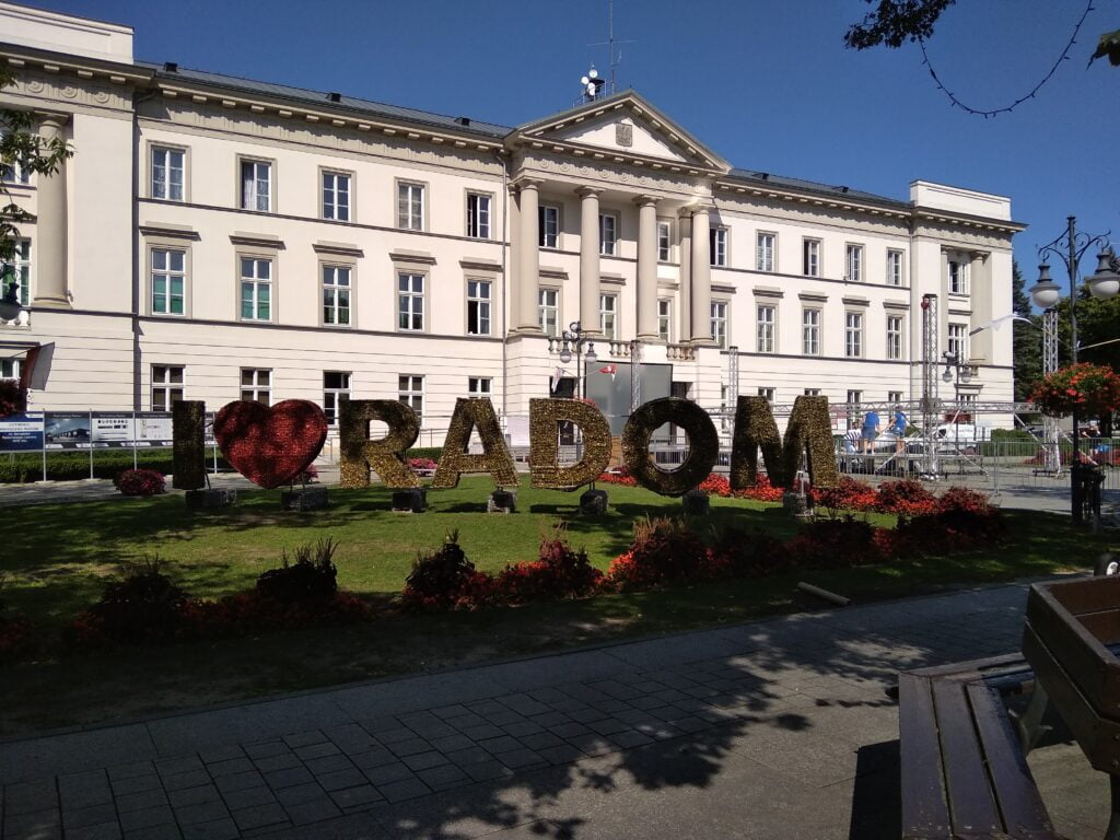Budynek Urzędu Miejskiego w Radomiu (znak "I ❤️ RADOM"). Dedykowany system archiwizacji w Java i Spring.